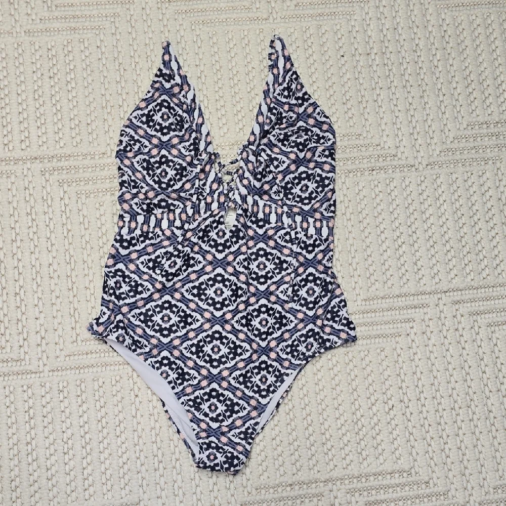 Jessica Simpson Black and White Geometric One Piece Swimsuit - Picture 2 of 12